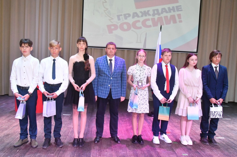 Торжественное мероприятие «Мы – граждане России», посвященное вручению паспортов Российской Федерации и памяти Волкова Виталия Викторовича, Шаева Павла Николаевича и Щукова Алексея Михайловича, участников специальной военной операции, считается открыт. Торжественное мероприятие «Мы – граждане России», посвященное вручению паспортов Российской Федерации и памяти Волкова Виталия Викторовича, Шаева Павла Николаевича и Щукова Алексея Михайловича, участников специальной военной операции, считается открыт.